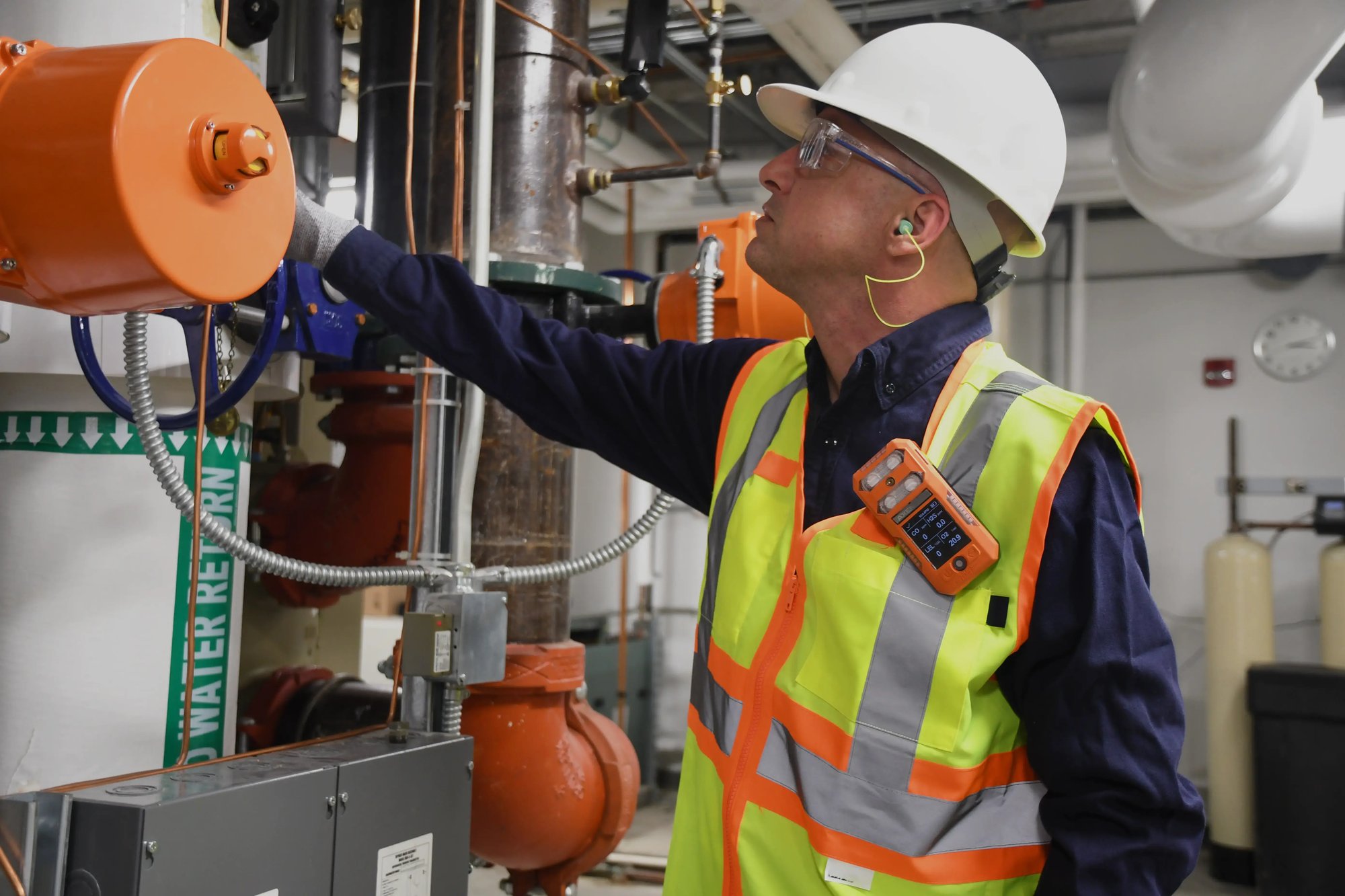 Axen_plant-worker