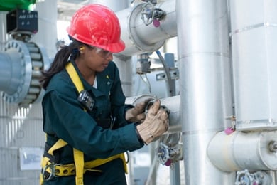 picture of woman working in industrial setting while wearing a Ventis MX4 multi-gas monitor
