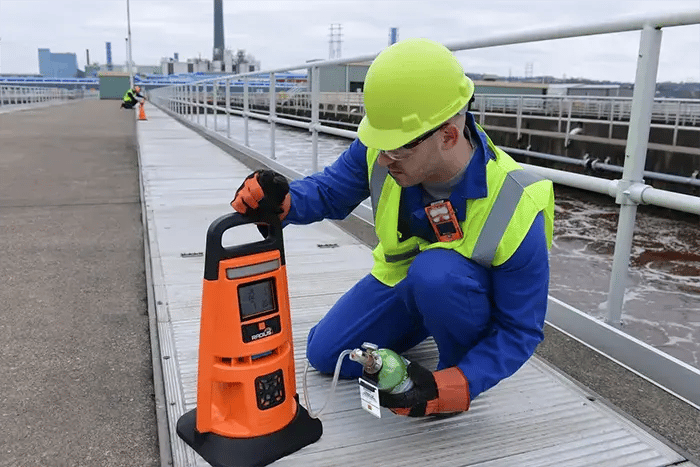 Worker using the Radius BZ1 Area Gas Monitor
