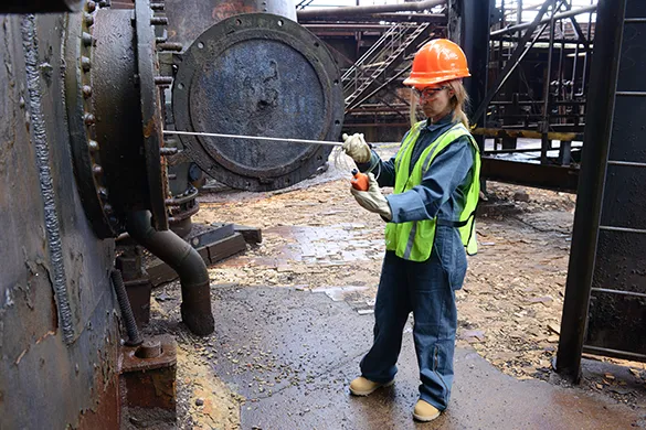 Worker using wireless gas detector Ventis Pro5 Worker using wireless gas detector Ventis Pro5