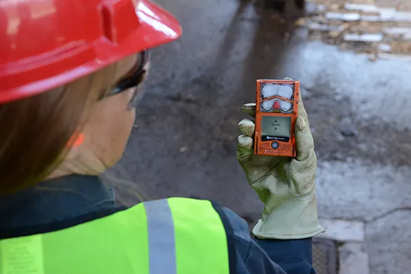 Worker with gas detector and live monitoring iNet Exchange