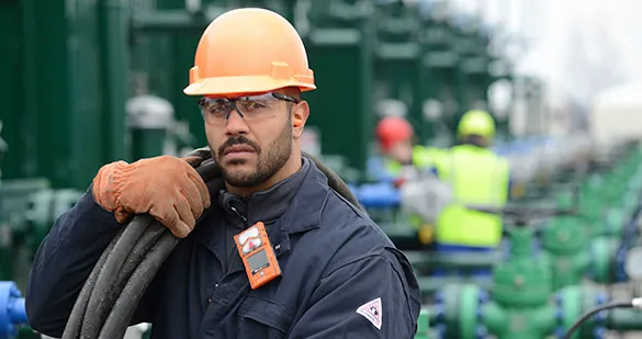 Worker with gas detector and live monitoring iNet Exchange