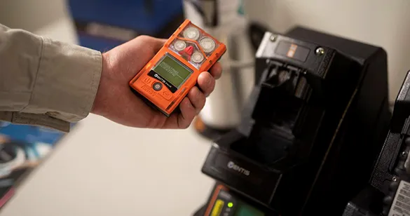 Worker using wireless gas detector Ventis Pro5