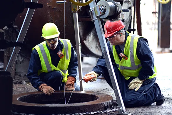 Workers using wireless gas detector Ventis Pro5