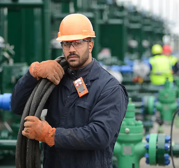 Worker with gas detector and live monitoring iNet Exchange